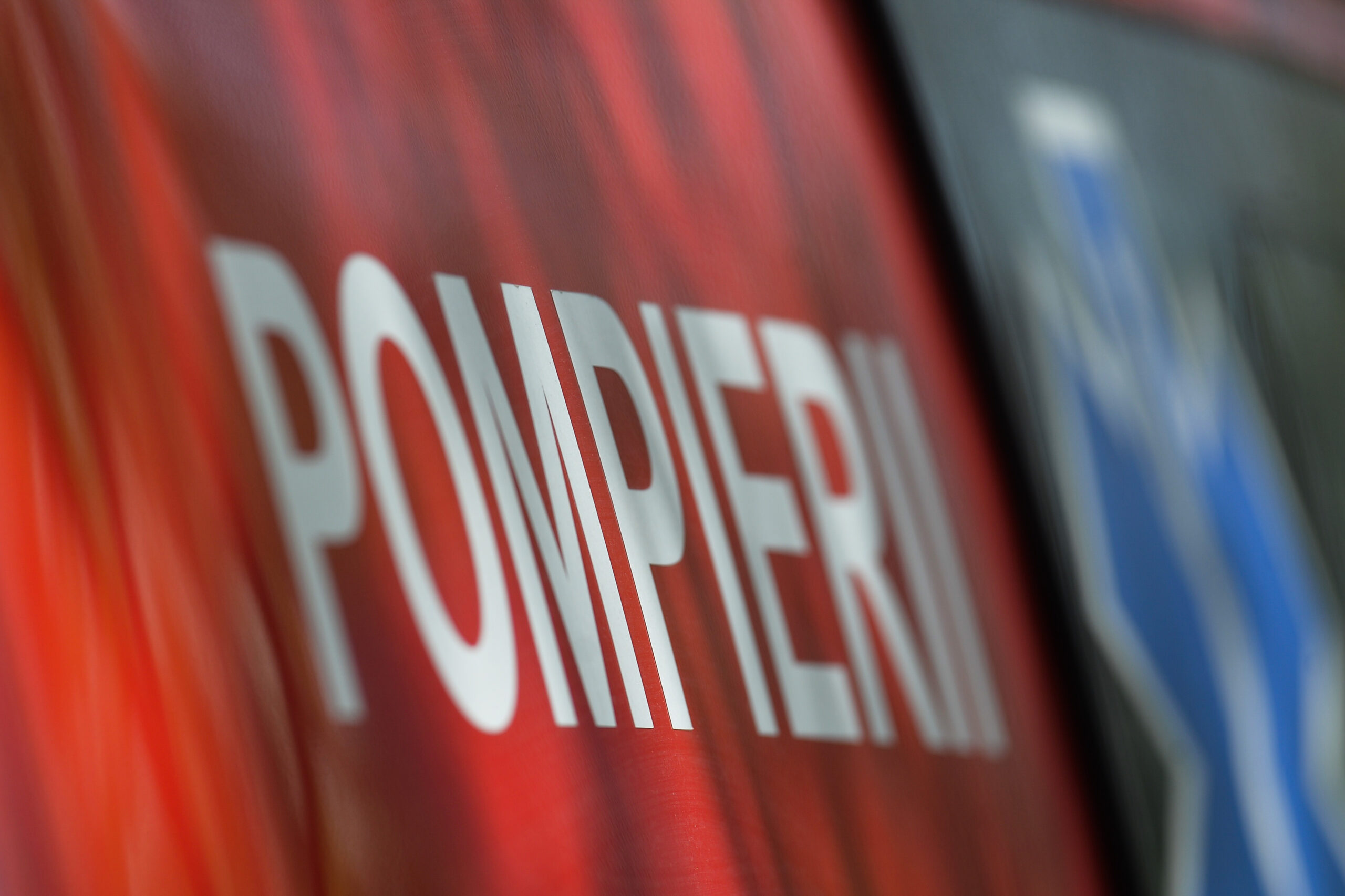 O mașină a intrat într-o țeavă de gaze și a luat foc. Un mort și o persoană în stop cardiac