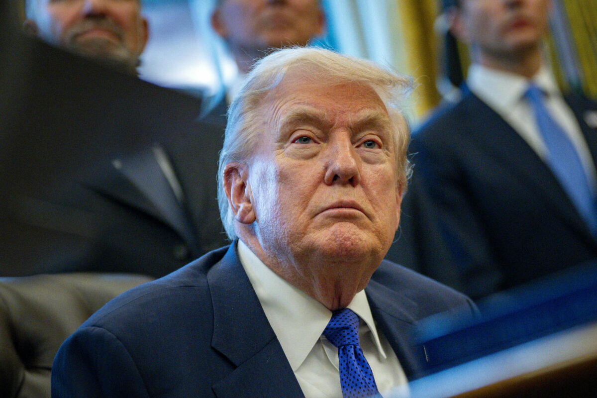 Casa Albă: Președintele Trump a monitorizat situația peste noapte la Mar a Lago