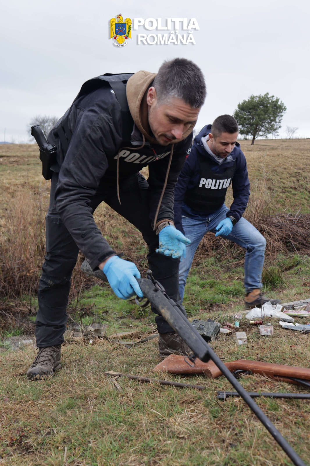 Arme folosite la braconaj, ridicate de polițiști în urma unor percheziții în Bistrița-Năsăud