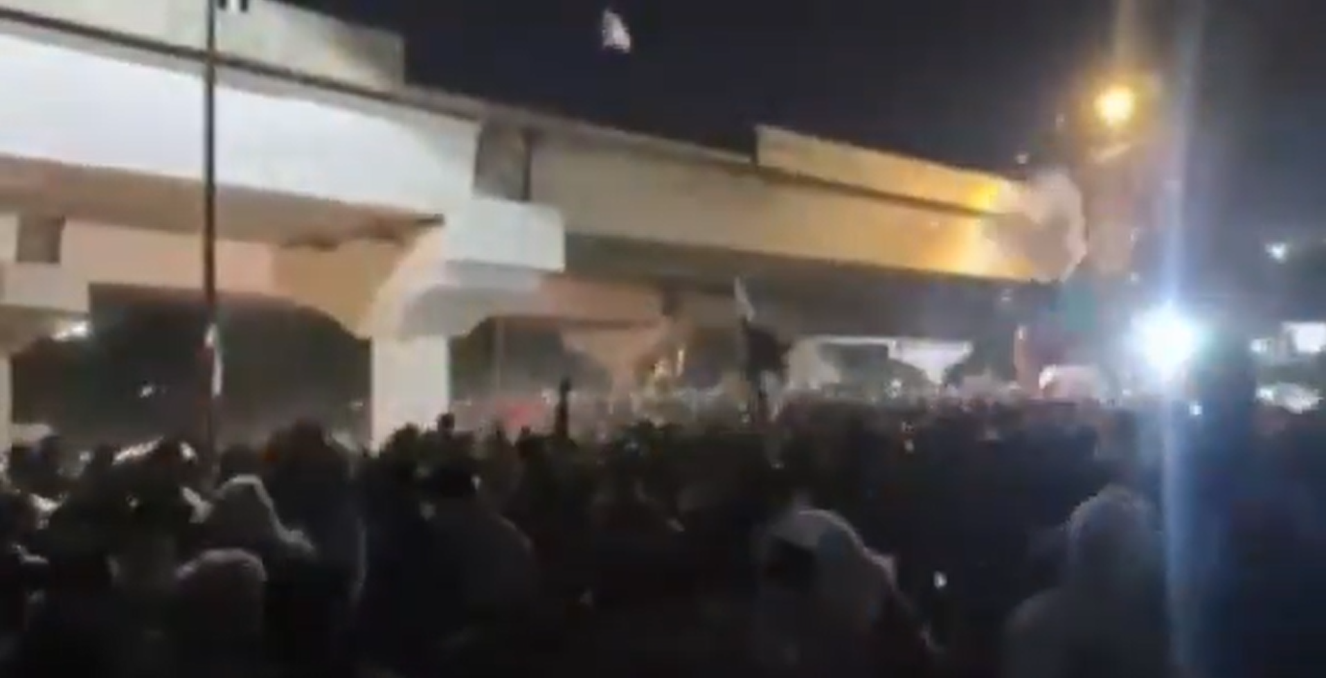 Ciocniri între susținătorii milițiilor pro-iraniene și forțele de securitate irakiene în capitala Bagdad. Chiar și acum, ținta protestatarilor este ambasada americană din oras