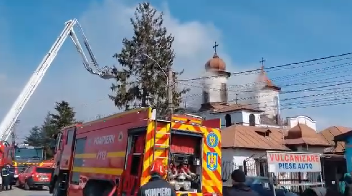 Incendiu puternic la o biserică din Prahova. 120 de persoane s-au autoevacuat / Restricții de circulație pe DN1
