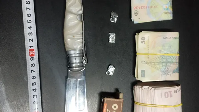 Un tânăr, prins în Mangalia, cu substanțe interzise, bani, dar și un briceag