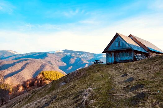 Ciobănița Maria Hoadrea, bunica turiștilor din Țara Colibelor, îi întâmpină pe drumeți cu bucurie și mâncare bună