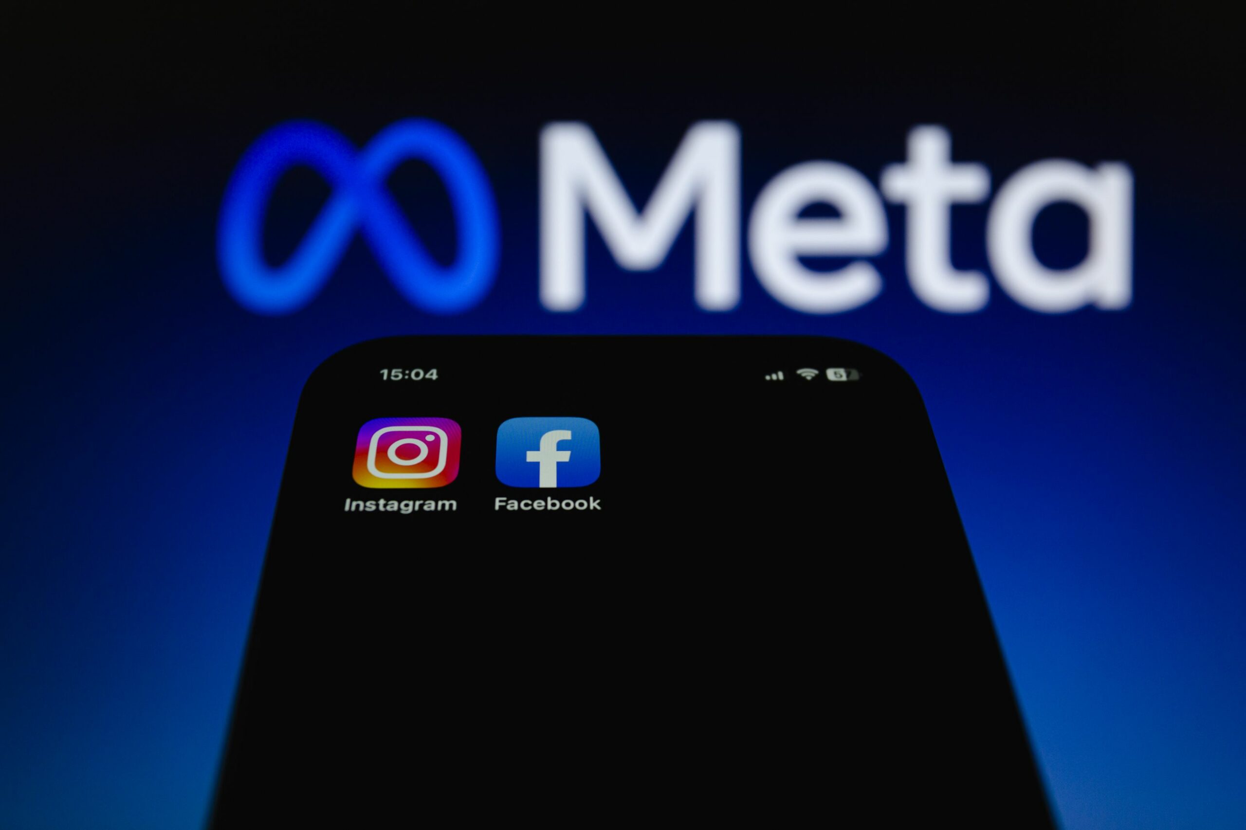 Compania mamă a Facebook și Instagram pregătește mii de concedieri pe fondul investițiilor record în inteligența artificială