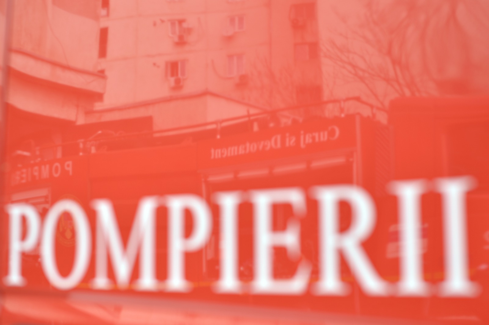 Incendiu în Capitală: arde fațada unei clădiri de pe strada Tache Ionescu