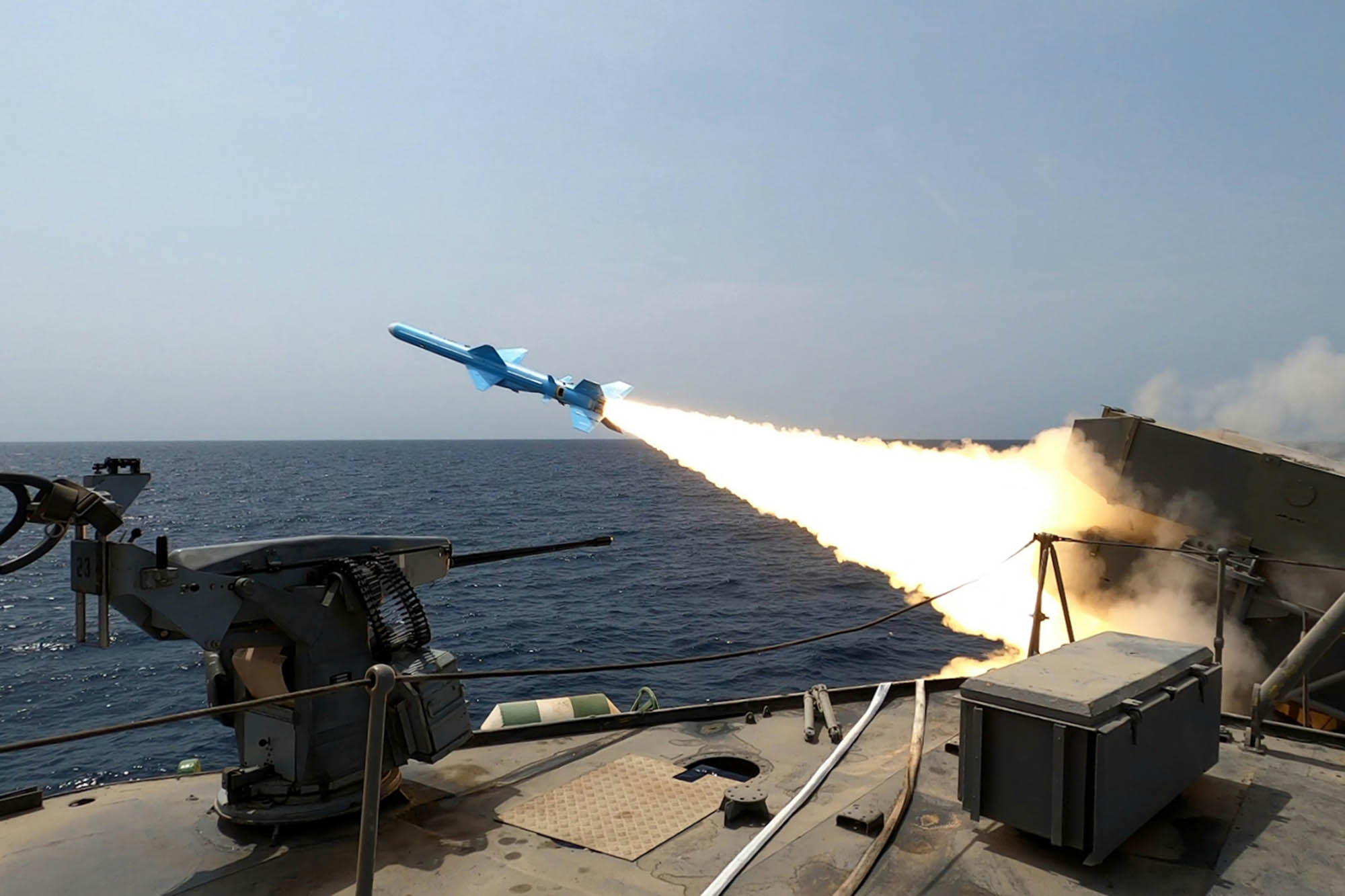 Iranul promite să riposteze după ce un distrugător american a tras asupra unei nave de marfă