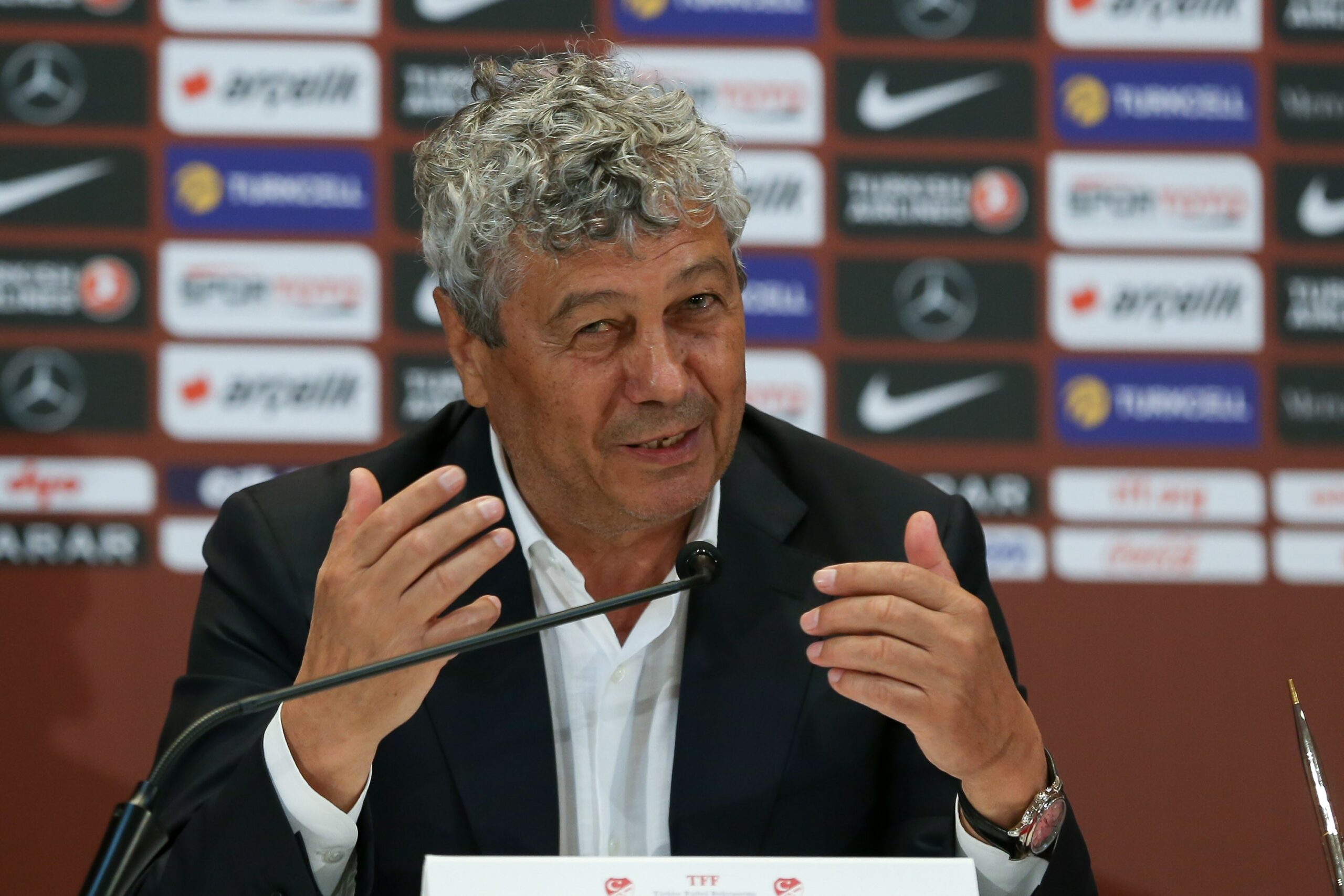 LIVE TEXT: Sicriul cu trupul lui Mircea Lucescu a ajuns la Arena Națională. Gică Hagi a ajuns la catafalc