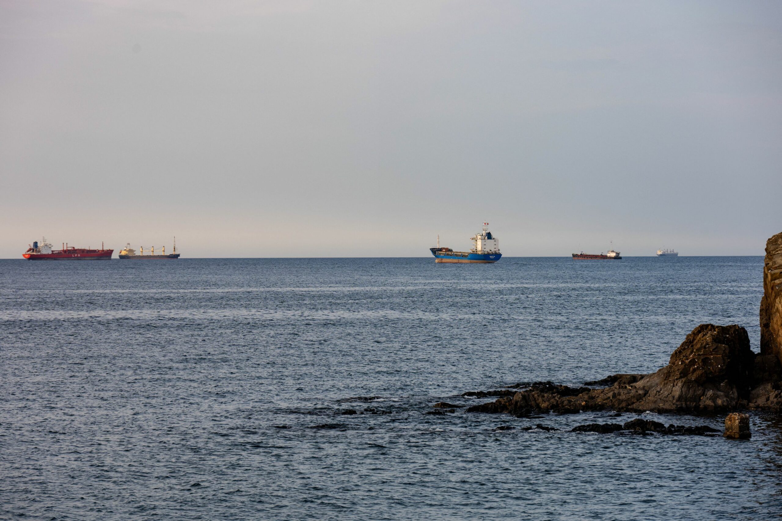 Marina SUA a confiscat o navă de marfă sub pavilion iranian care încerca să ocolească blocada navală