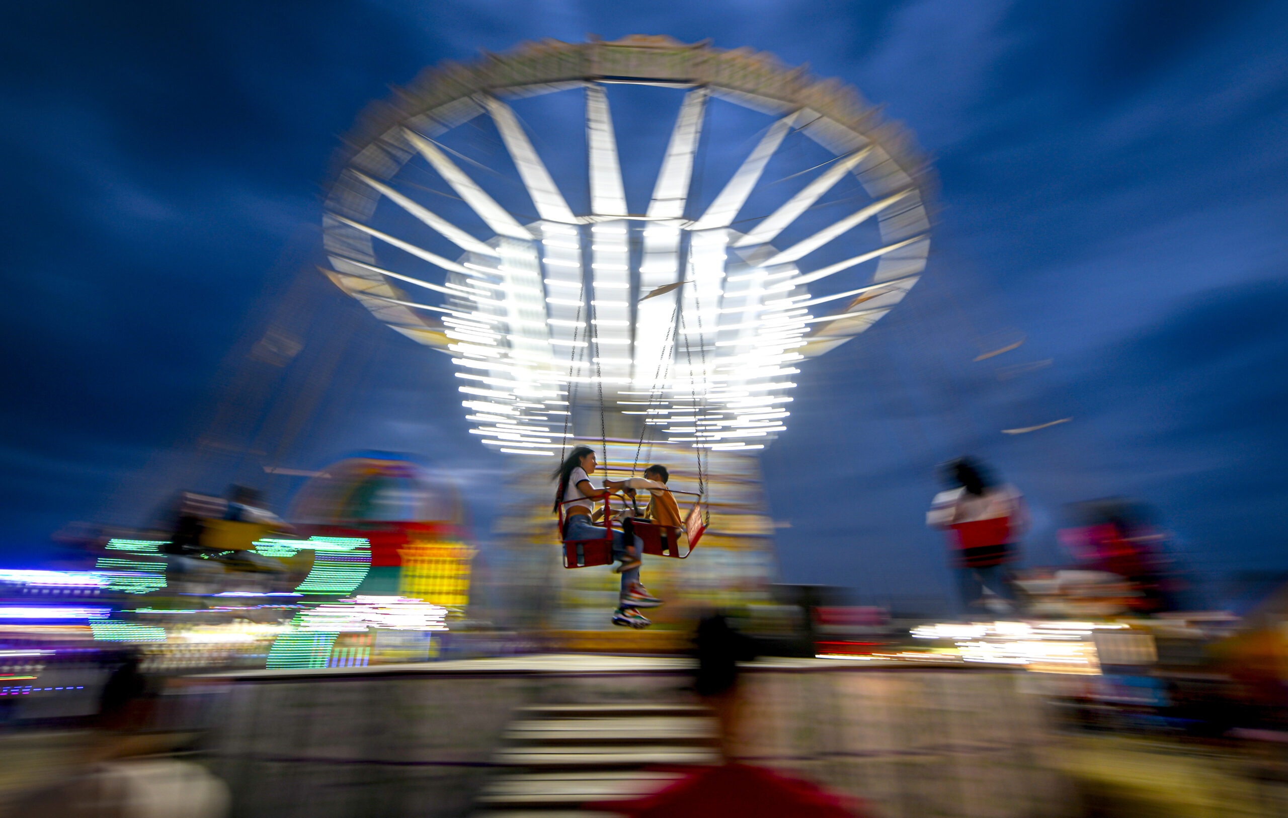 Tineri, blocați timp de 40 de minute într-un carusel. Au fost coborâți de pompieri