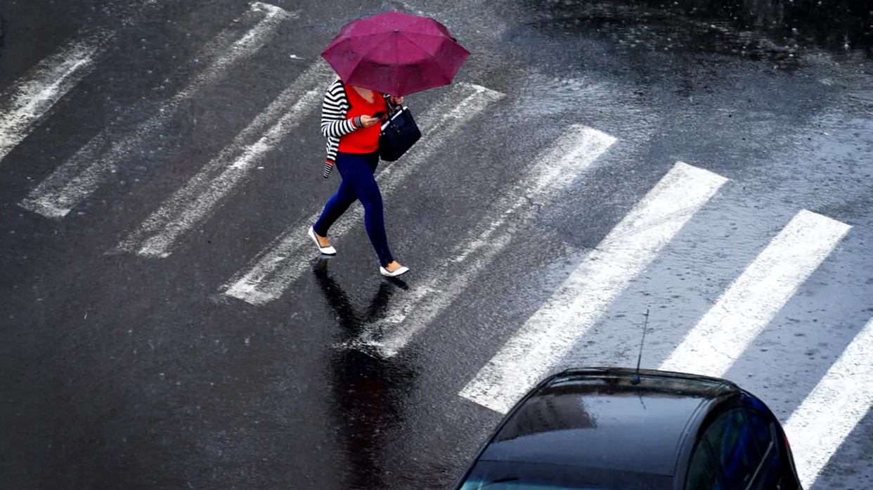 ANM: Ploi, instabilitate atmosferică și intensificări ale vântului în București până sâmbătă dimineață