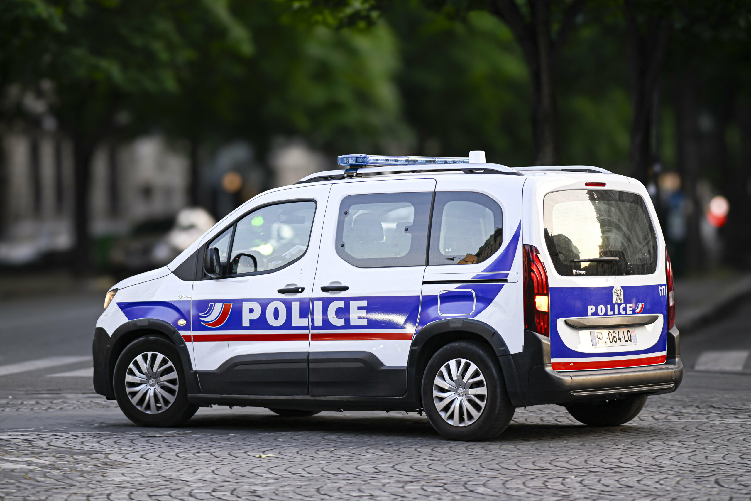 Franța: Un ofițer de poliție a împușcat mortal un bărbat înarmat cu două cuțite