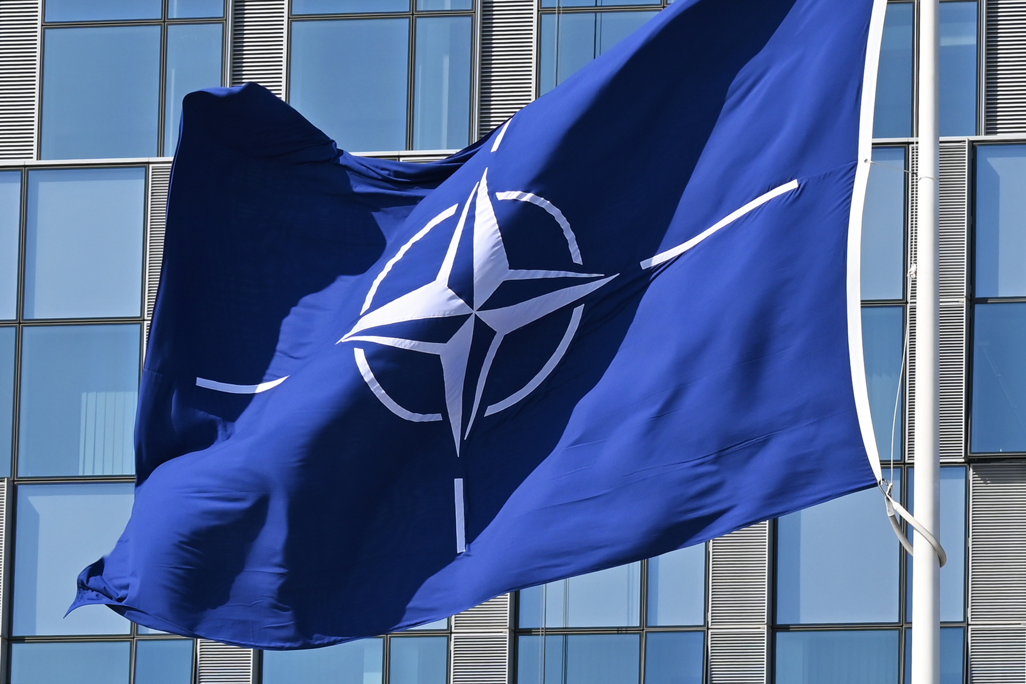 FT: NATO va presa companiile europene de armament să crească investițiile și producția