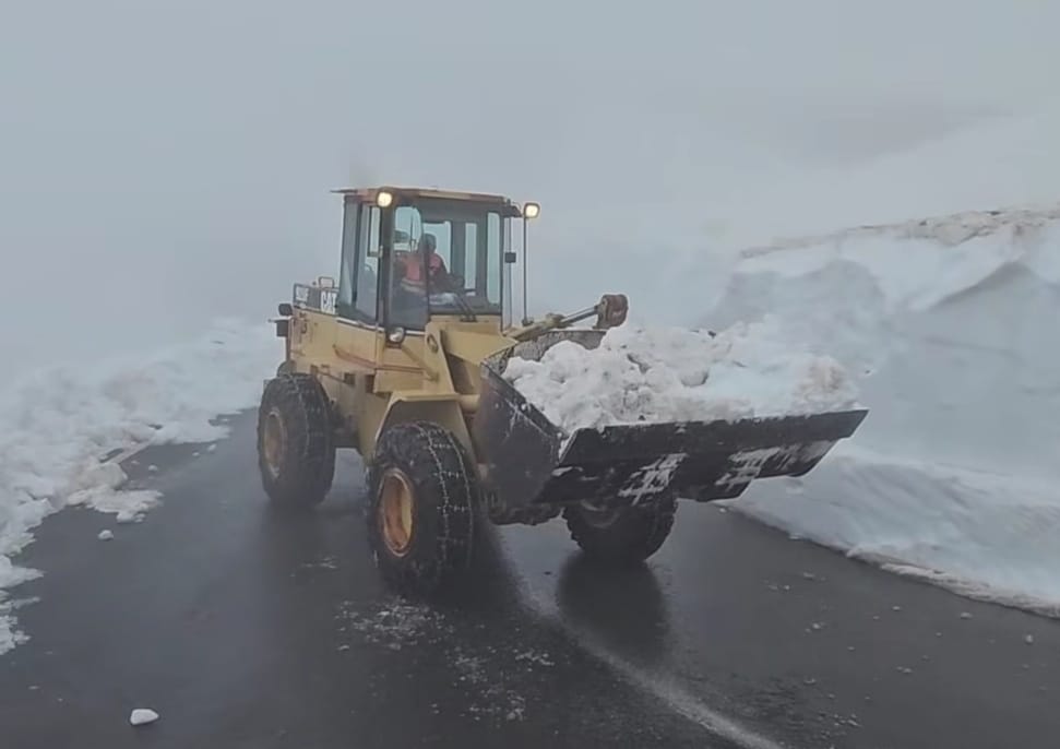 Lucrările de deszăpezire pe Transfăgărășan continuă în cea mai dificilă zonă a traseului