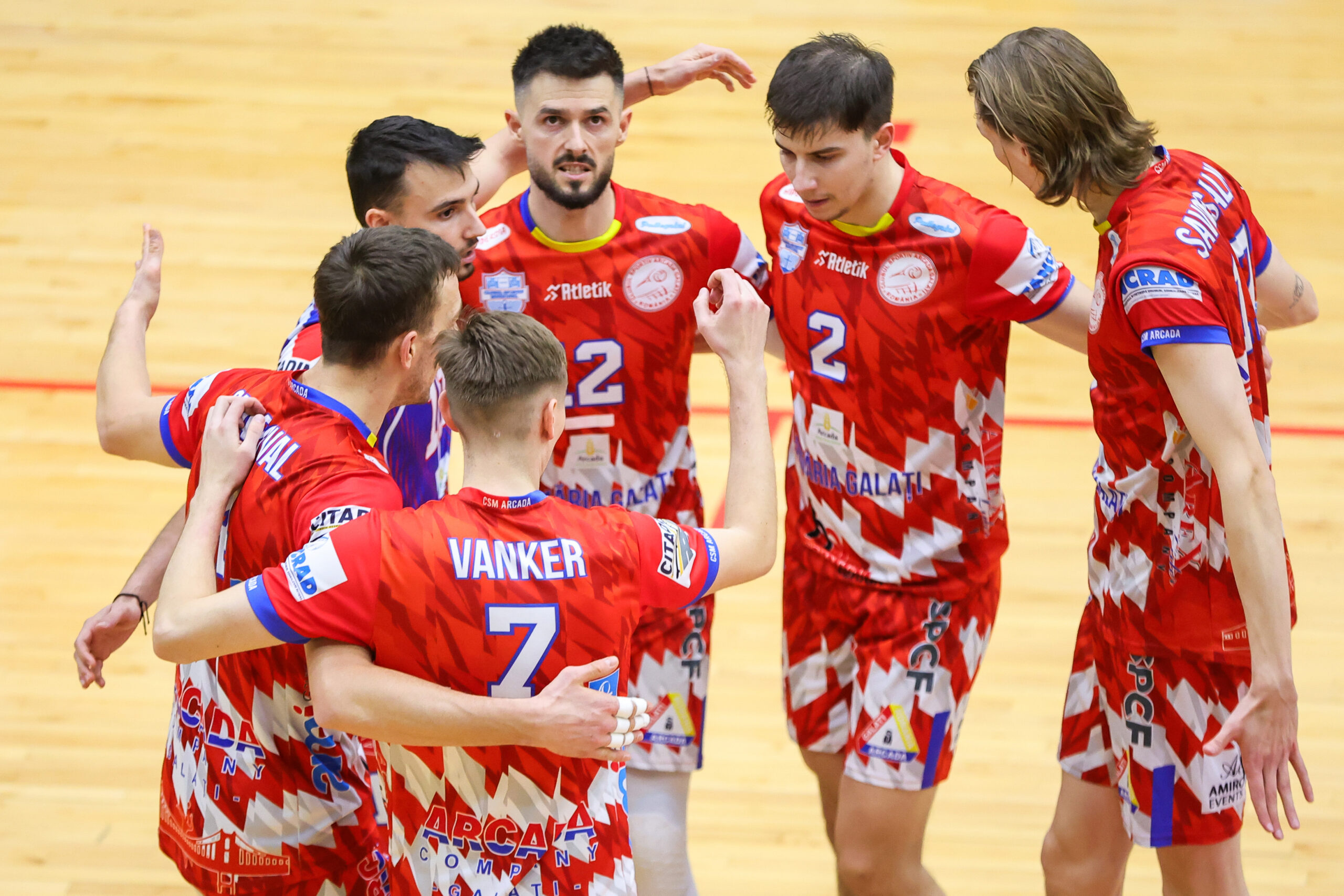 Meci cu trofeul pe masă în finala Diviziei A1 la volei masculin. Arcada, aproape de al șaselea său titlu național din istorie
