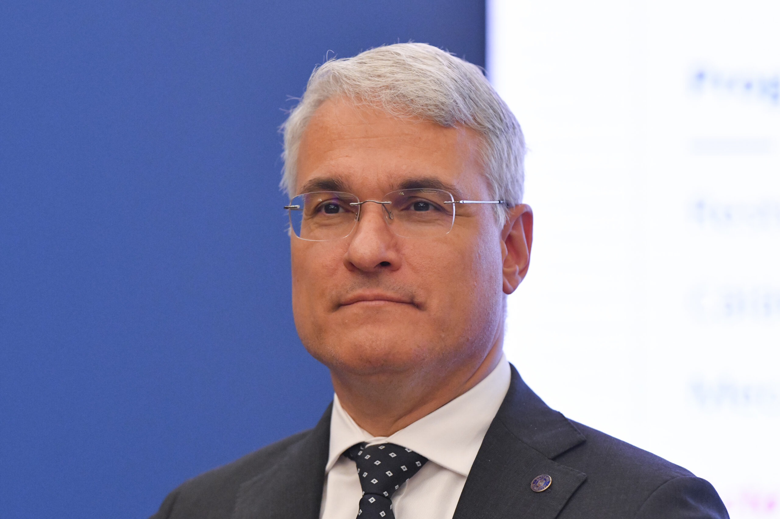 Pîslaru l-ar exila pe Grindeanu pe o insulă pustie