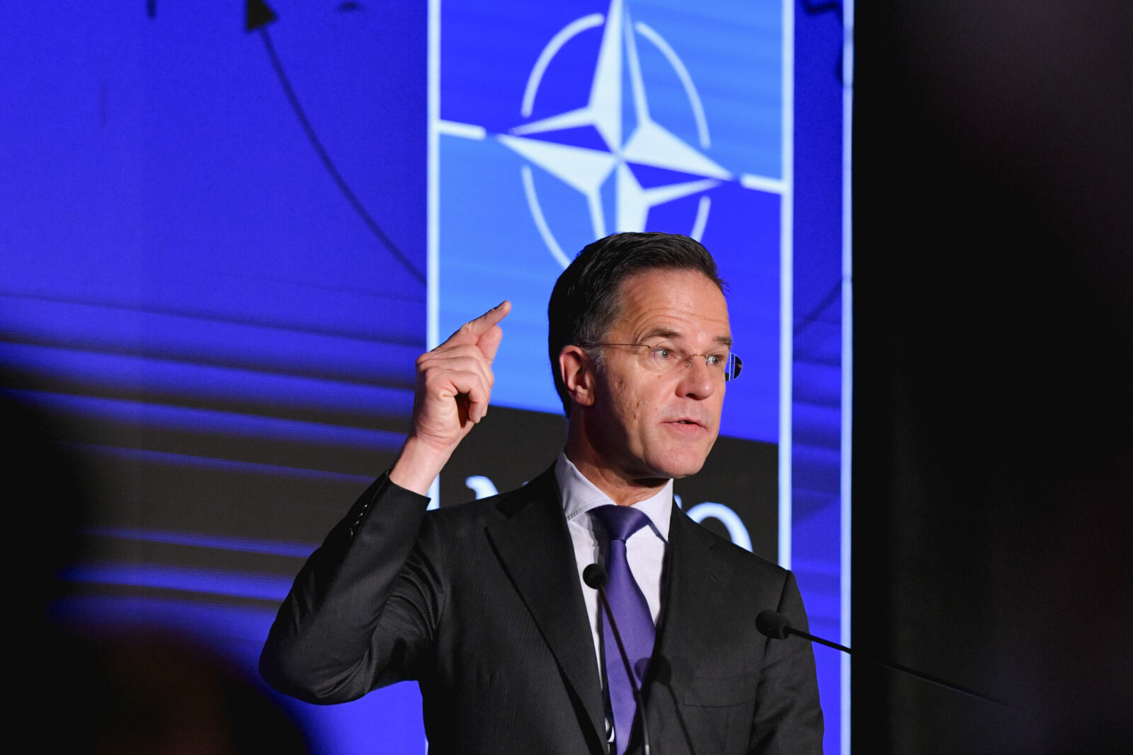 Planul SUA privitor la Europa: mai puține forțe militare și echipament. Ce se va întâmpla cu armele nucleare