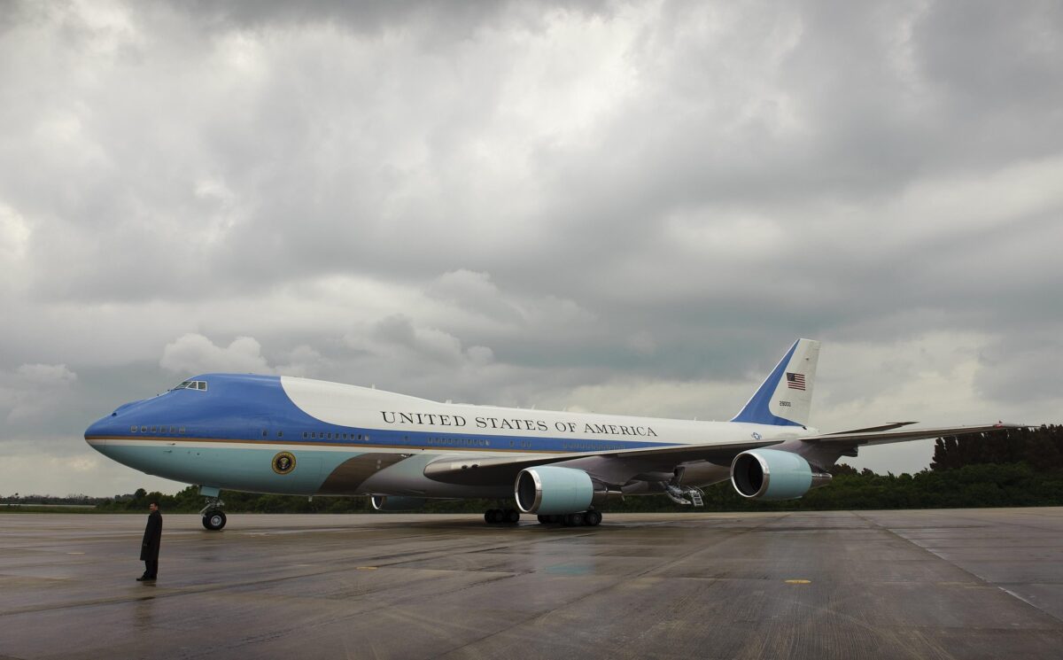 Poluare la baza militară care găzduiește Air Force One. Combustibilul pentru avioane a ajuns în apă