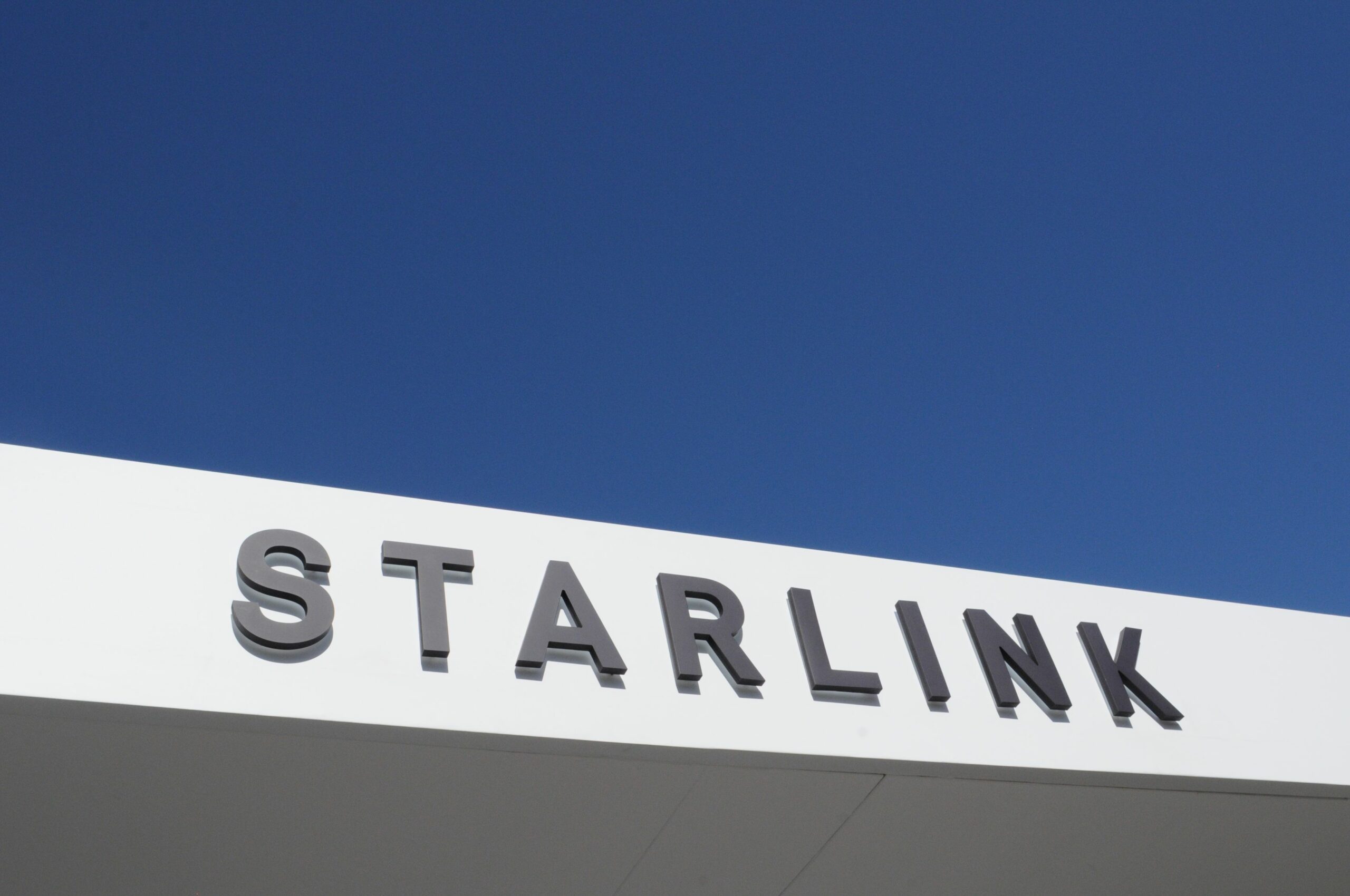 Rețeaua clandestină care introduce ilegal tehnologia Starlink în Iran pentru a contracara blocarea internetului