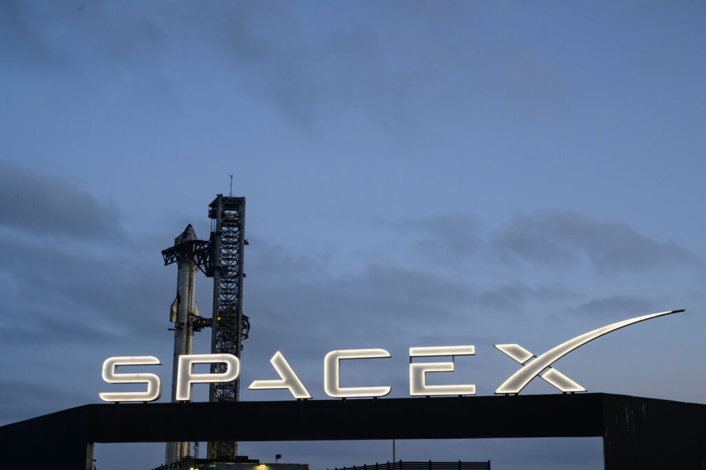 SpaceX depune documentele pentru listarea la bursă și ar putea fi evaluată la o sumă record