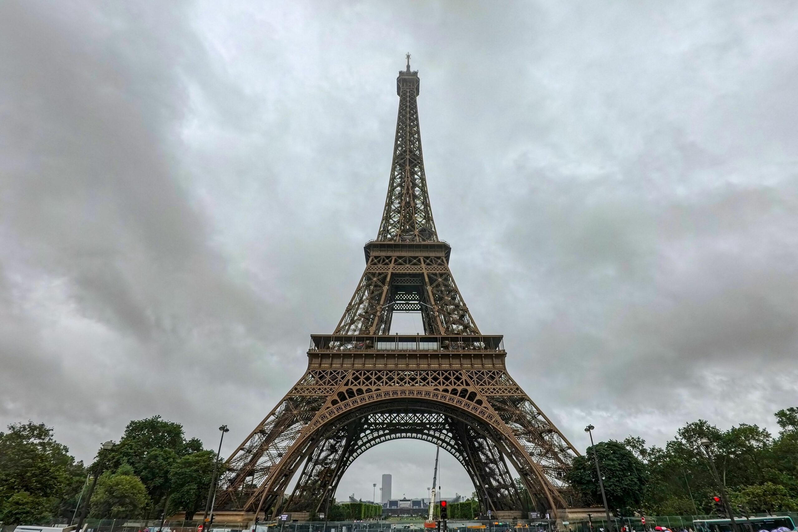 Suma fabuloasă pentru care s-a adjudecat un fragment din scara Turnului Eiffel, după ce a fost scos la licitație