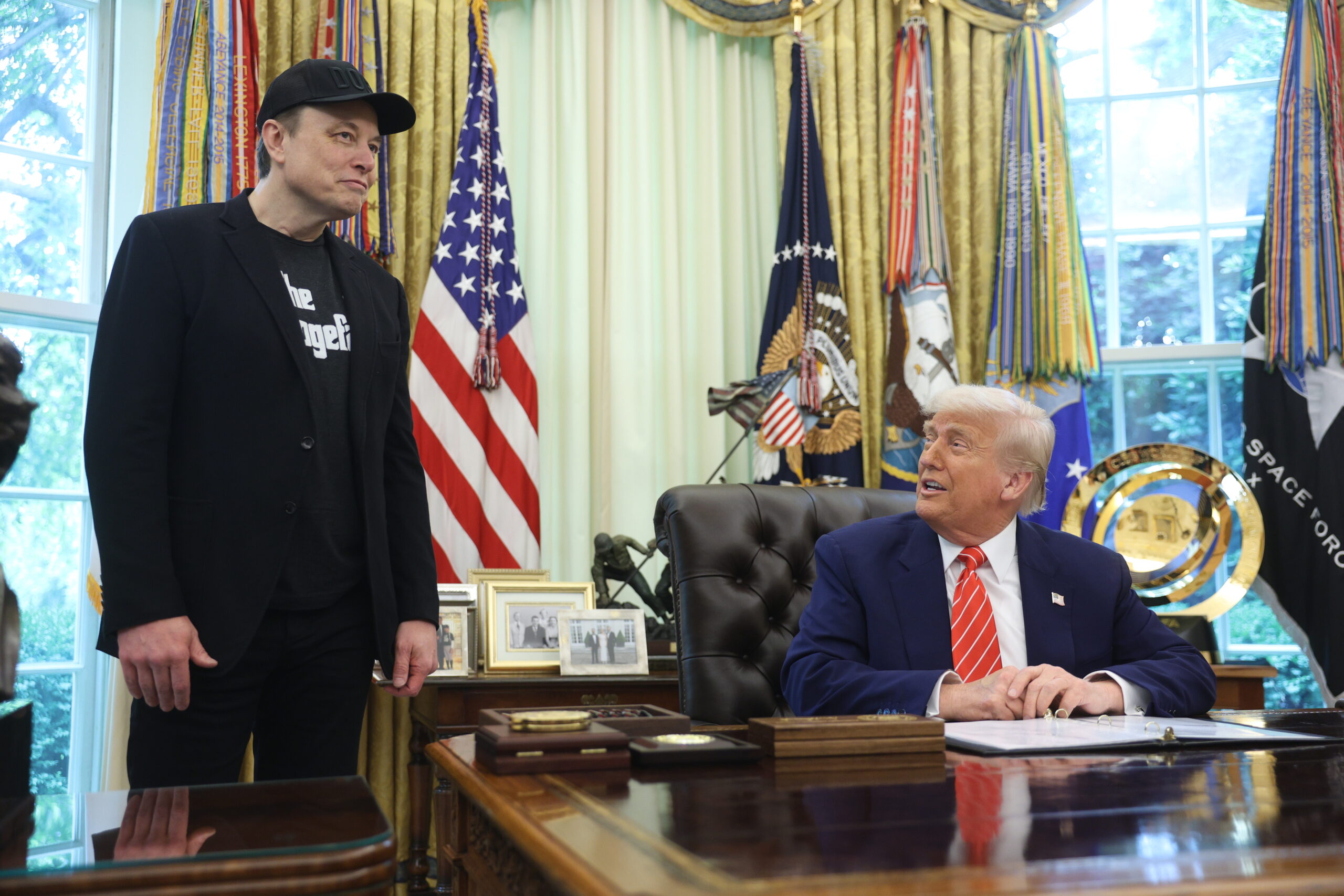 Trump merge în China cu Elon Musk și Tim Cook: miza uriașă din spatele delegației de miliardari