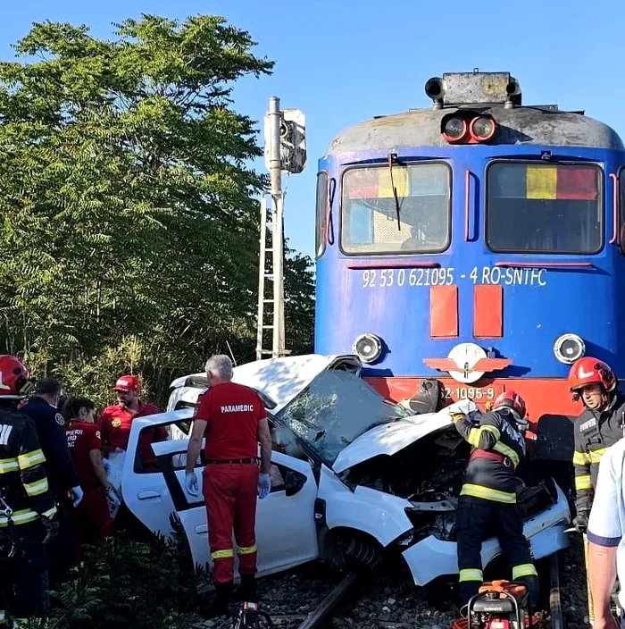 UPDATE: Două persoane au murit după ce un tren de călători a lovit un autoturism la o trecere la nivel cu calea ferată din Oradea