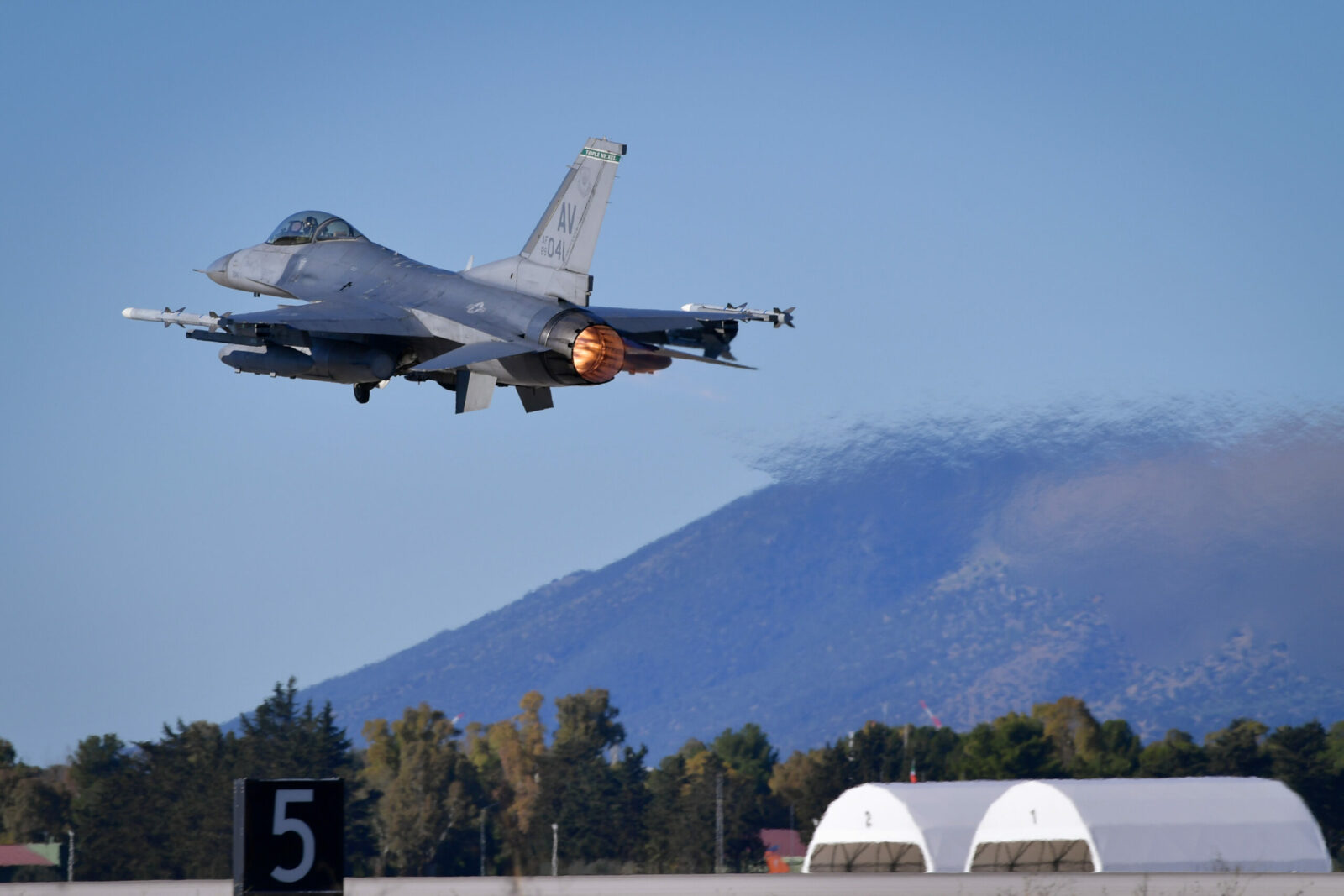 Alertă NATO în Europa. Avioane Gripen au interceptat un avion israelian rămas fără contact radio deasupra Ungariei
