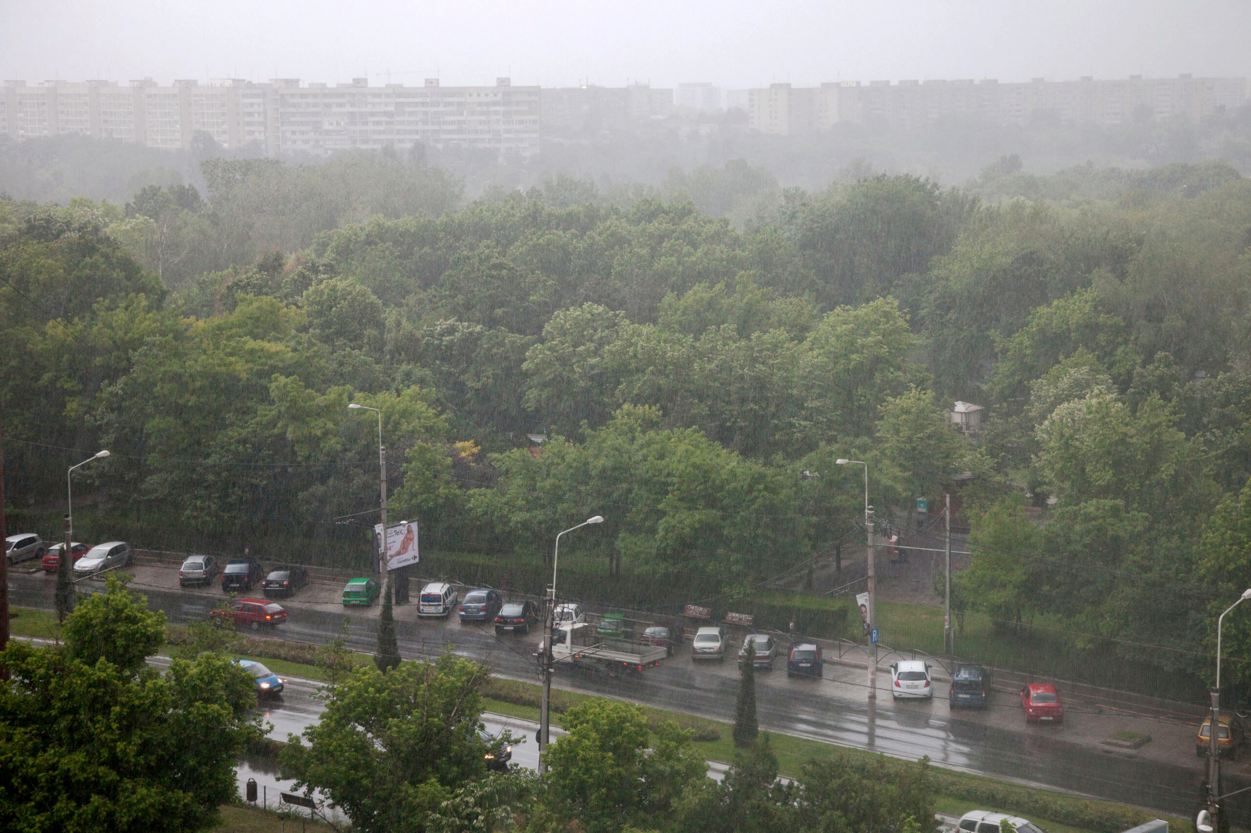 ANM: Vreme instabilă în București până marți seara. Sunt anunțate ploi, descărcări electrice și intensificări ale vântului