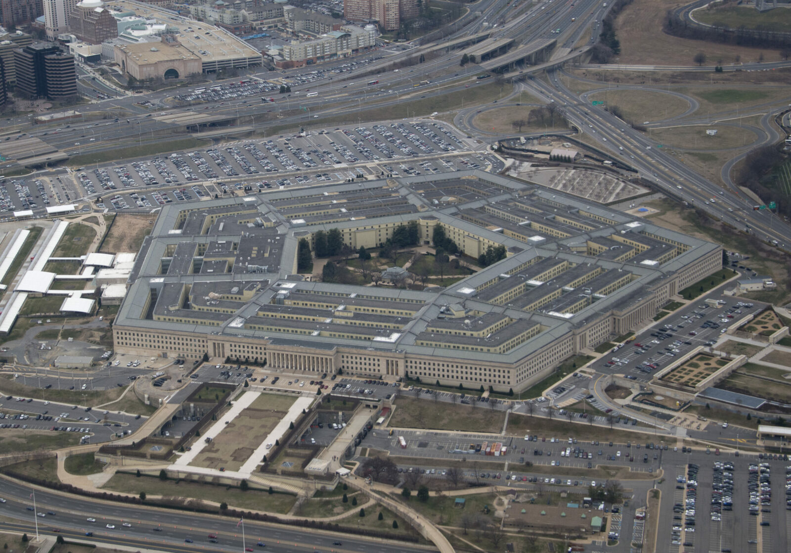 Evacuare la Pentagon. Mai multe echipe speciale se află în clădire