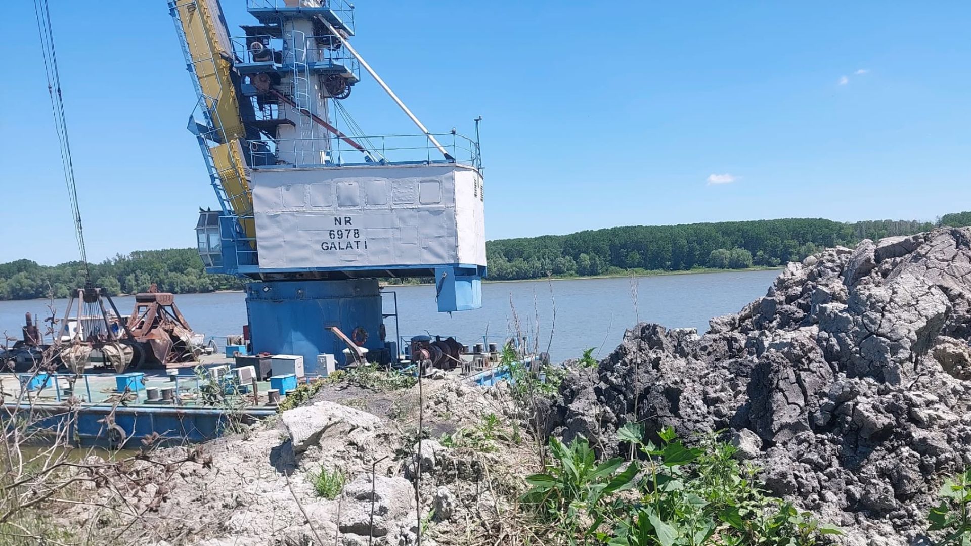 Firmă din Brăila, amendată cu 75.000 de lei pentru pământ depozitat pe malul Dunării