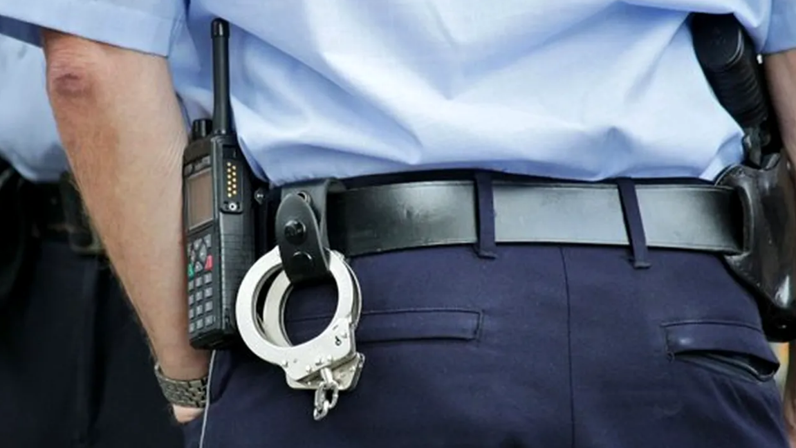 Focuri de armă trase de polițiști pentru a opri un conflict între mai multe persoane în județul Olt