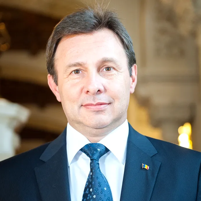 Șeful Statului Major al Apărării, generalul Gheorghiță Vlad, pus sub acuzare de DNA | Surse: el ar fi intervenit pentru ca fiica gen. Mihai Șomordolea (de la Cotroceni) să fie angajată în Armată | Fost secretar al CSAT, Șomordolea este și el acuzat. Președintele l-a trecut deja în rezervă