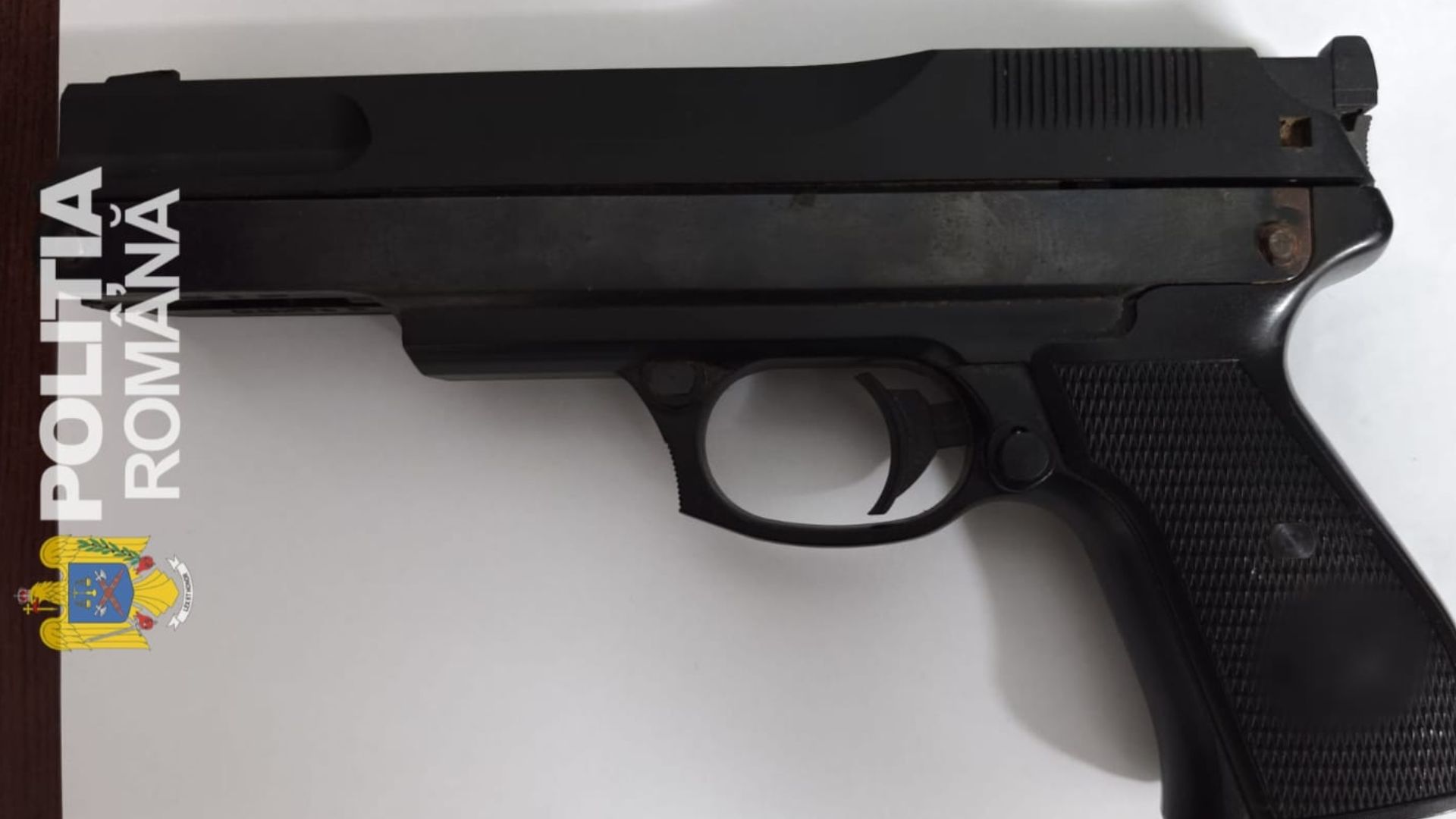Un bărbat de 36 de ani, prins cu un pistol pe străzile Ploieștiului