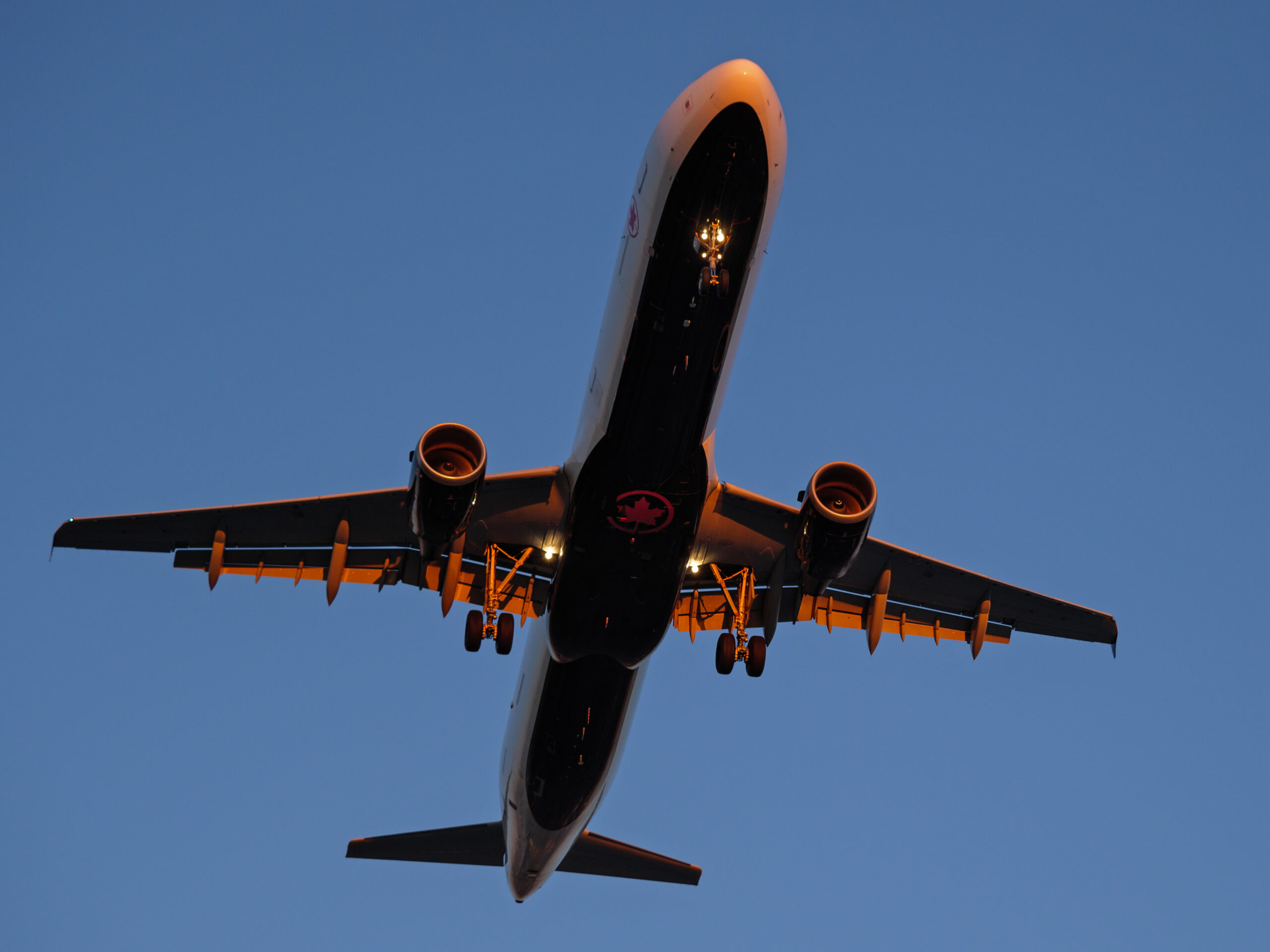 Un fost pilot al Air Canada ar fi pilotat aeronave timp de 16 ani fără să dețină licență