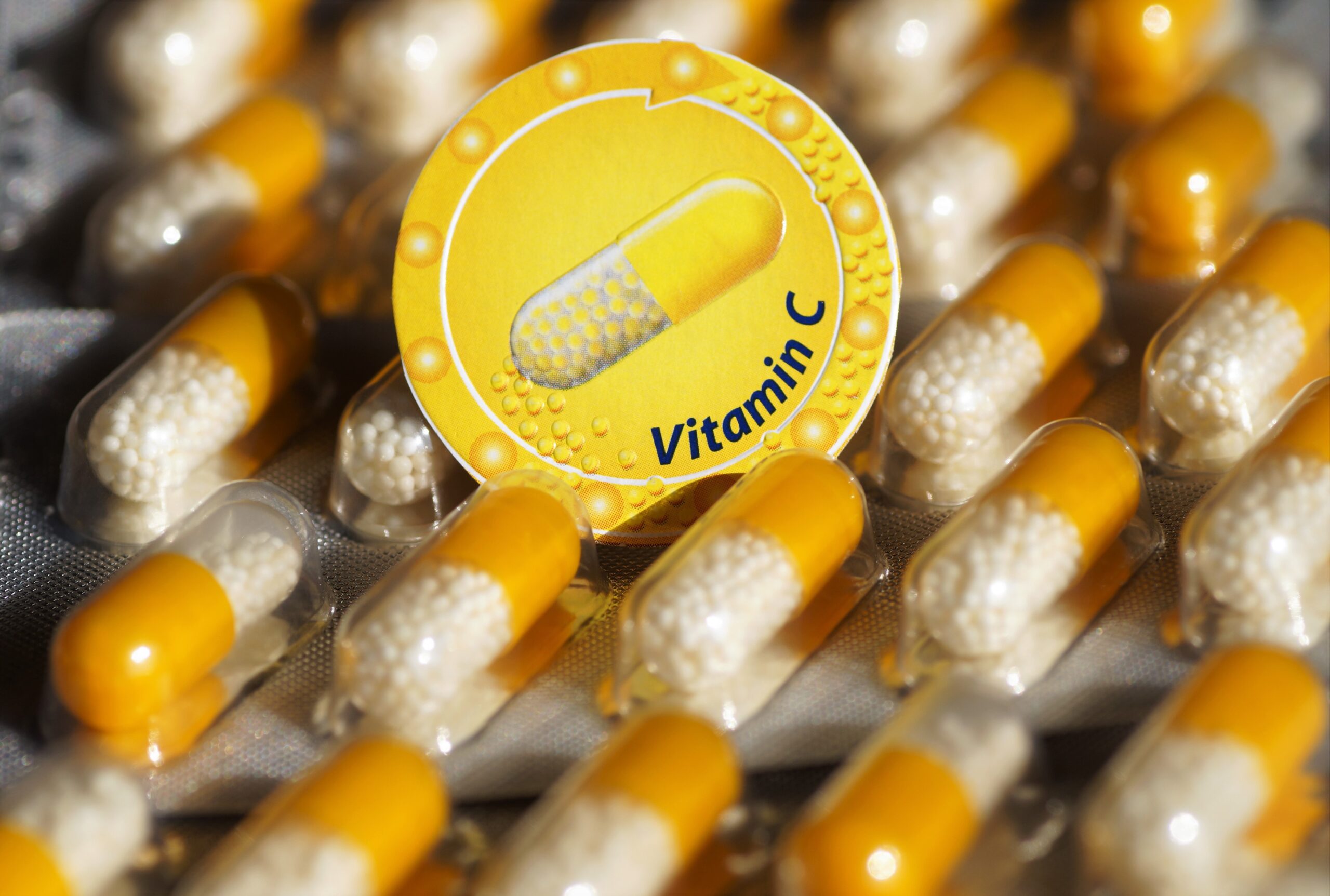 Vitamina C „atacă” cancerul? Teoria ridiculizată a unui laureat Nobel revine în atenția cercetătorilor