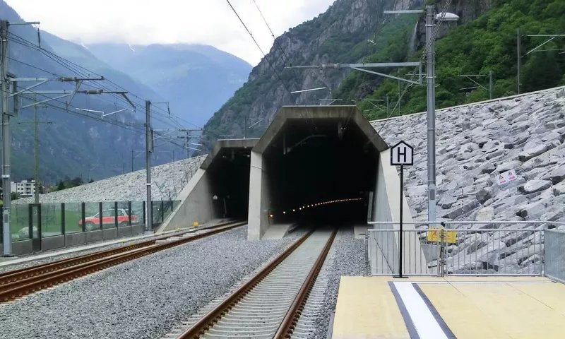Cel mai lung și cel mai adânc tunel feroviar din lume: leagă nordul și sudul Europei, trenurile circulă cu 200 km/h