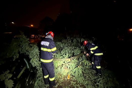 Haos în București după furtună: Peste 1.000 de intervenții ale pompierilor în ultimele ore / Stația de metrou Piața Victoriei 2, închisă / Pompierii au înotat la o intervenție în Sectorul 1