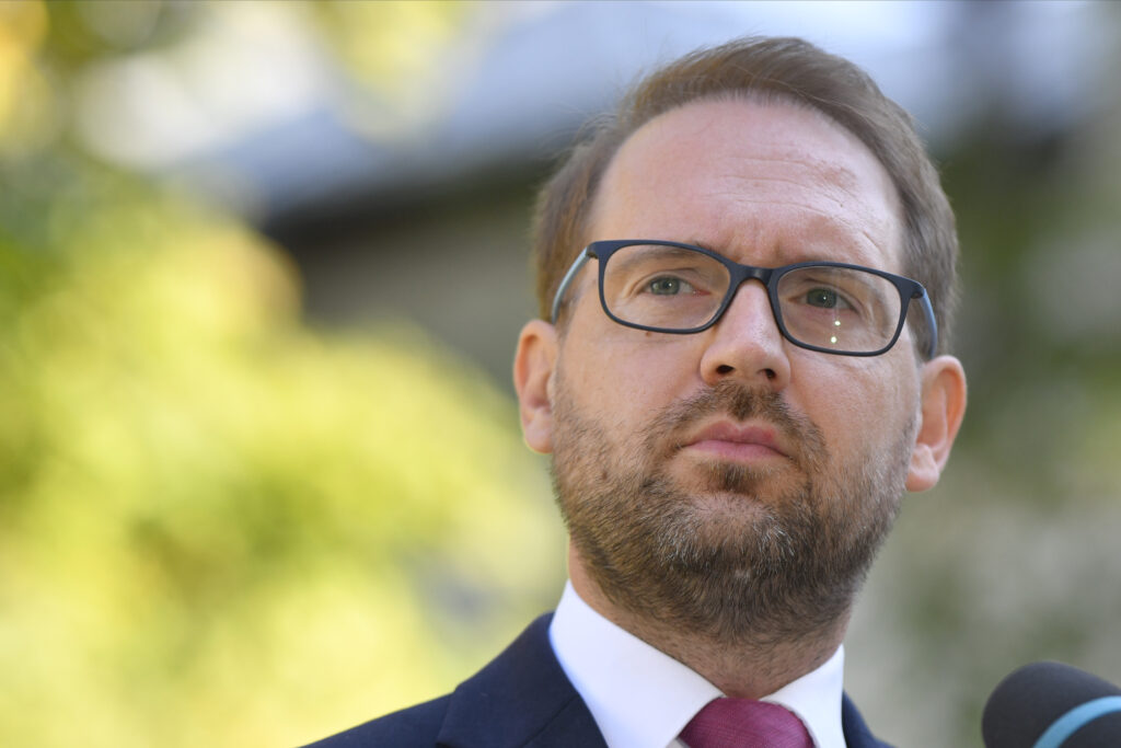 âÃn favoarea cui o sÄ dezuserizeze Grindeanu?â. Dominic Fritz: PSD vrea sÄ scape de cei care au Ã®nceput sÄ schimbe regulile jocului