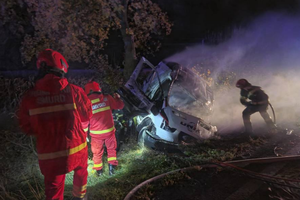 Accident grav Ã®n judeÈul IaÈi. DouÄ persoane au murit Èi una a fost rÄnitÄ Ã®n urma coliziunii dintre un autoturism Èi o autoutilitarÄ