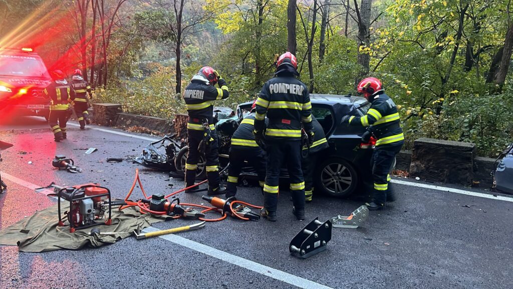 Accident pe DN 7, Ã®n Brezoi. Un tÃ¢nÄr de 18 ani a fost rÄnit dupÄ ce maÈina sa s-a ciocnit cu un autocamion