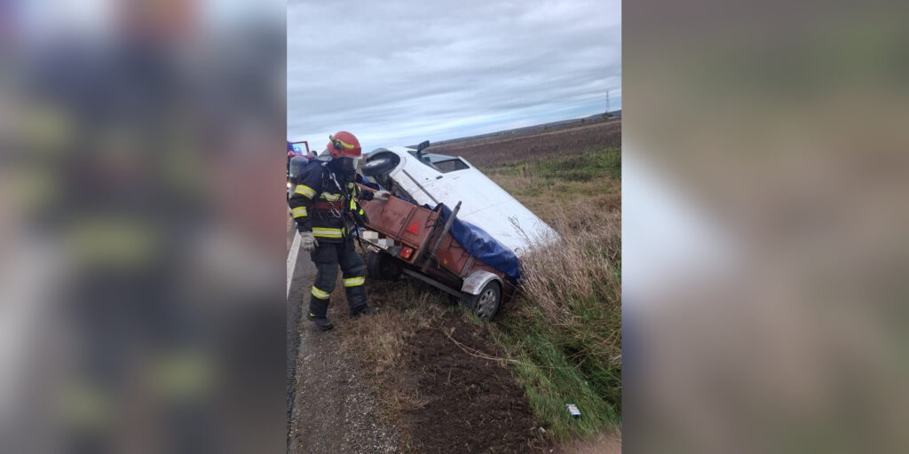 Accident pe DN 72. O autoutilitarÄ Ã®ncÄrcatÄ cu substanÈe chimice s-a rÄsturnat. Trafic restricÈionat