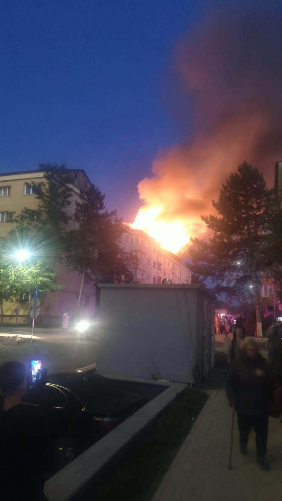 Acoperișul unui bloc, în flăcări la Suceava. Pompierii intervin cu cinci autospeciale de stingere