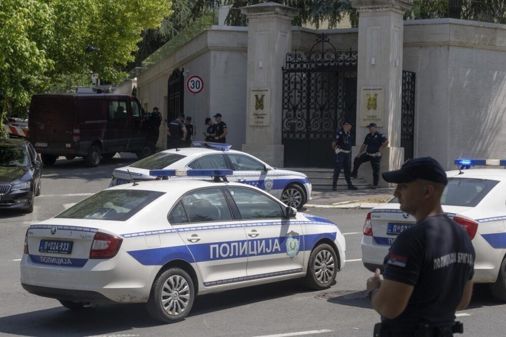 Atacator Ã®mpuÈcat mortal dupÄ ce a rÄnit un agent de pazÄ la Ambasada Israelului din Belgrad
