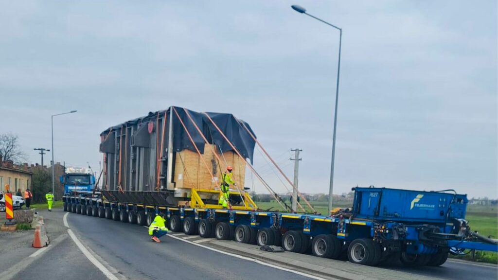 AtenÈie, Èoferi! Mai multe transporturi agabaritice traverseazÄ România joi Èi vineri. Ce drumuri ar trebui evitate