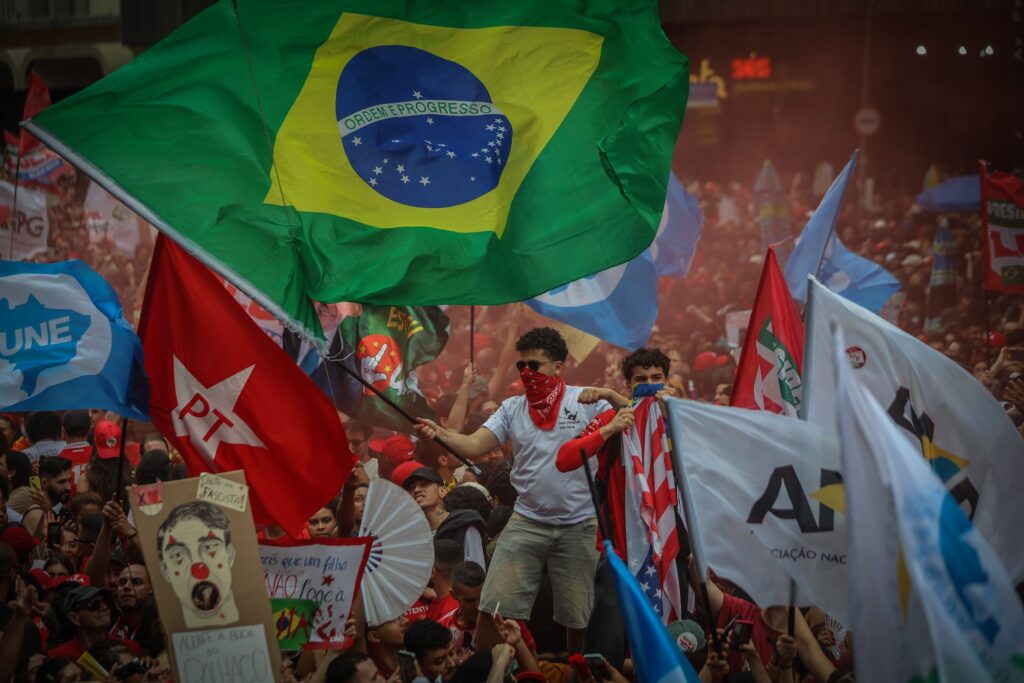 Cei doi candidaÈi la prezidenÈialele din Brazilia, la egalitate Ã®n sondaje, Ã®nainte de turul doi al alegerilor