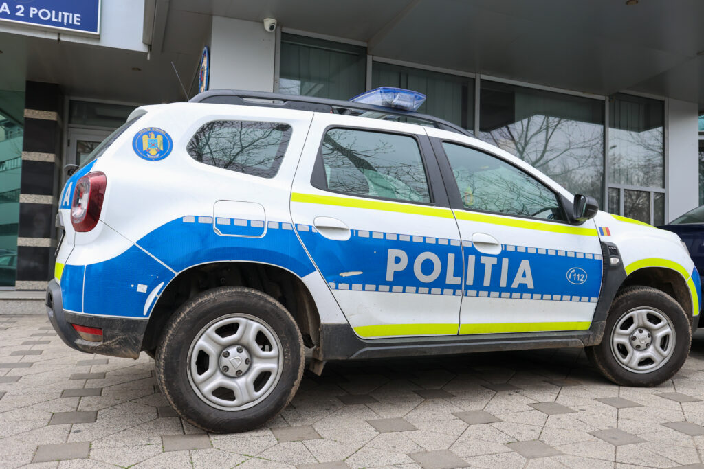 Doi tineri din BistriÈa, cercetaÈi pentru deÈinerea de fiÈiere pornografice cu minori. Una dintre victime, ameninÈatÄ cÄ vor fi fÄcute publice imaginile explicite cu ea
