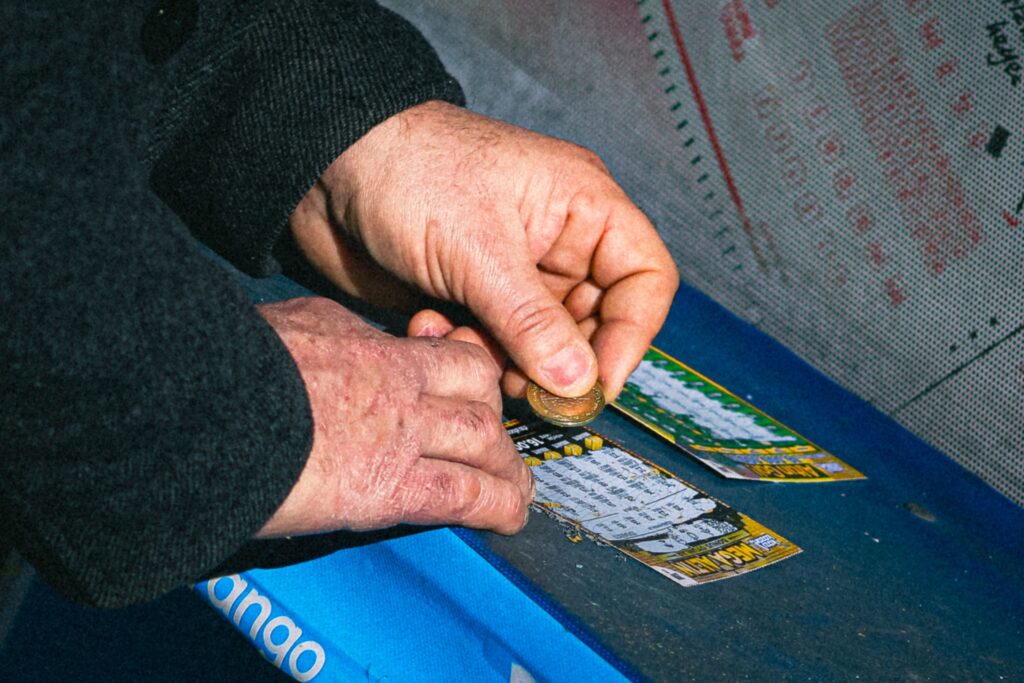 Escrocherie incredibilÄ. Cinci angajaÈi ai unei loterii au aflat numerele norocoase Èi au cumpÄrat patru bilete de 24 de milioane de euro