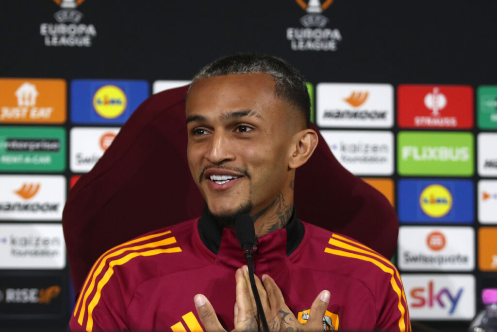 Fotbalistul Romei Wesley, Ã®n centrul unui scandal dupÄ ce soÈia Ã®l acuzÄ cÄ a Ã®nÈelat-o