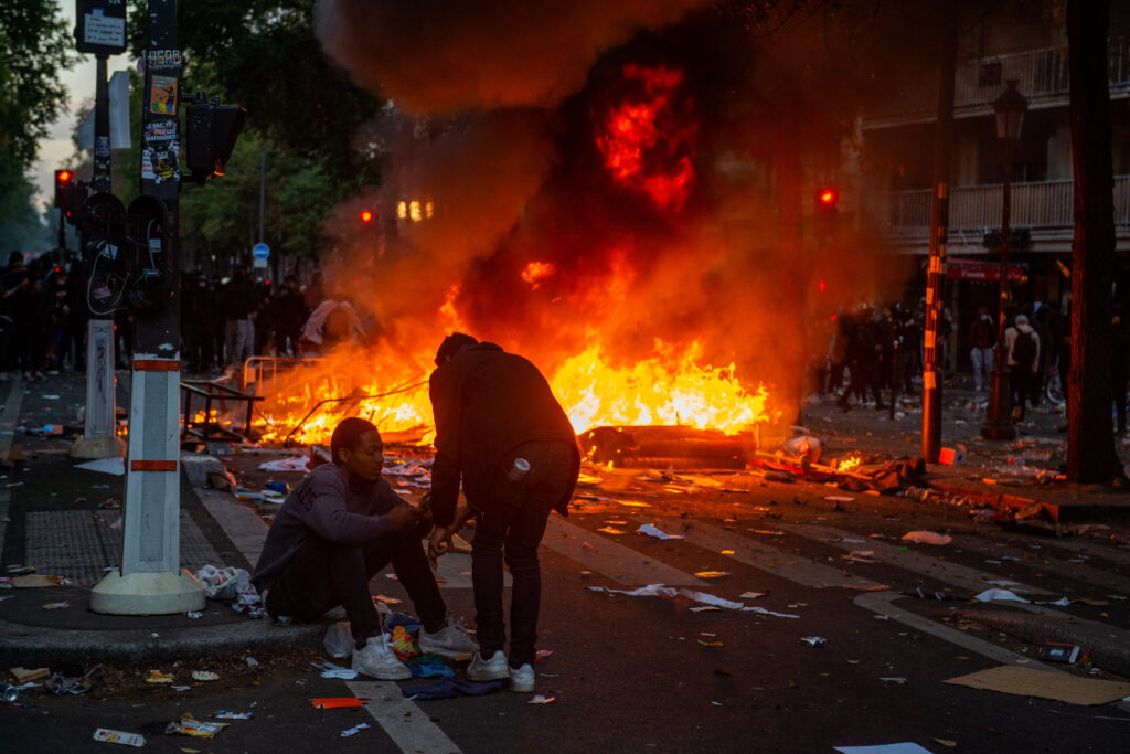 FranÈa se pregÄteÈte pentru noi proteste. Magazine Èi muzee din Paris Ã®Èi suspendÄ activitatea de teama violenÈelor