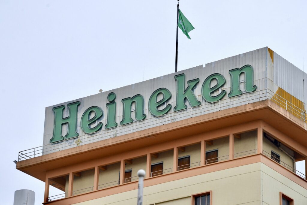 Heineken, Ã®ngrijoratÄ cÄ medicamentele pentru slÄbit ar putea reduce vÃ¢nzÄrile de bere. Avertismentul companiei pentru baruri